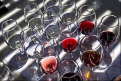 澳大利亚葡萄酒大量出口中国香港；丹凤葡萄酒荣获“中华老字号”称号